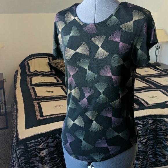 4 for $20🌷Clearance! Geometric print top - Picture 1 of 4